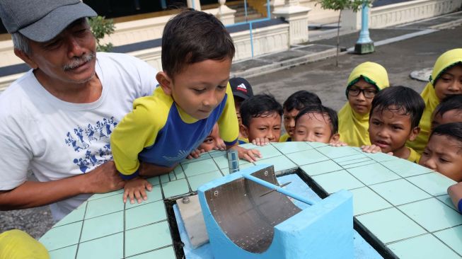 Seorang siswa SD Muhammadiyah 2 Kauman mengamati jam Istiwak atau jam matahari saat kegiatan belajar luar kelas di halaman Masjid Agung Solo, Jawa Tengah, Kamis(12/3).   [ANTARA FOTO/Maulana Surya]