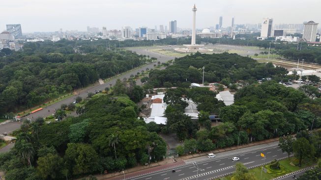 Suasana kawasan Monumen Nasional di Jakarta, Rabu (11/3). [ANTARA FOTO/Aditya Pradana Putra]