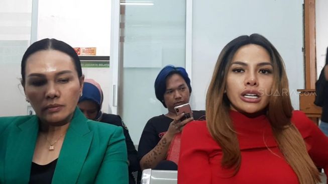 Nikita Mirzani dan Fitri Salhuteru saat menunggu persidangan kasus KDRT di Pengadilan Negeri Jakarta Selatan, Kamis (12/3/2020). [Yuliani/Suara.com]