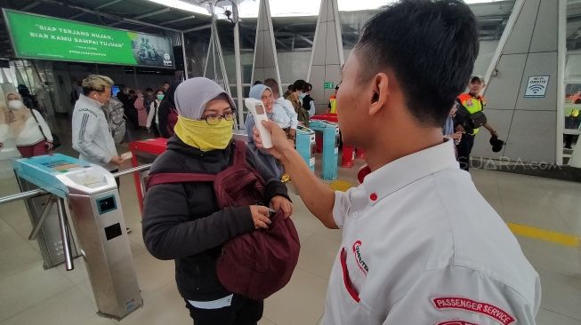 Cegah Corona, Penumpang KRL di Bogor Ada yang Menolak Dicek Suhu Tubuhnya