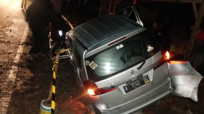 Sopir Suzuki Ertiga Gagal Fokus Hantam 3 Motor, Satu Tewas