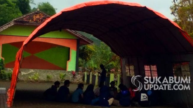 Nestapa Anak Korban Gempa Sukabumi, Sekolah Hancur, Belajar di Tenda