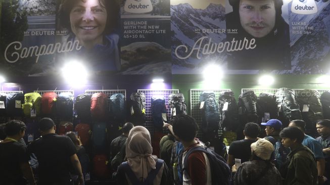 Sejumlah pengunjung memilih barang yang dijajakkan di salah satu lapak di bazar outdoor Indonesia Outdoor Festival (Indofest) 2020 di Jakarta Convention Center (JCC), Jakarta, Kamis (12/3). [Suara.com/Angga Budhiyanto]