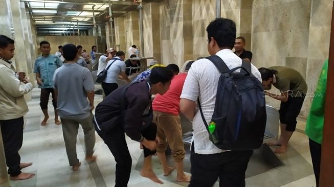 Suasana jemaah saat melaksanakan salat Jumat di Masjid Istiqlal, Jakarta. (Stephanus Aranditio).