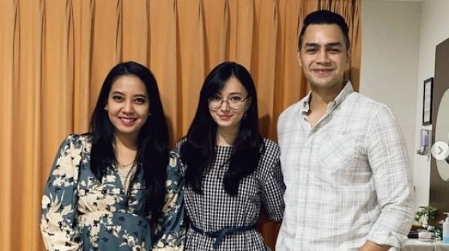 Asmirandah dan Jonas Rivanno foto bareng dokter [Instagram/asmirandah89]