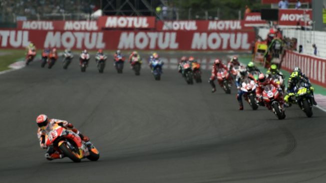 Pebalap Repsol Honda, Marc Marquez (kiri), langsung melesat meninggalkan lawan-lawannya pada lap kedua MotoGP Argentina di Sirkuit Termas de Rio Hondo, Minggu (31/3/2019). [AFP/Juan Mabromata]