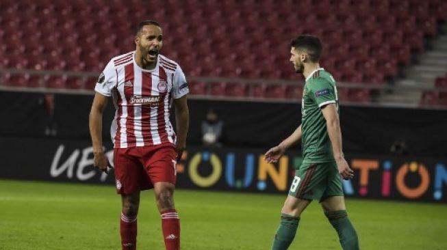 Striker Olympiakos Youssef El-Arabi (kiri) merayakan golnya ke gawang Wolves di Karaiskakis Stadium pada Liga Europa. Angelos Tzortzinis / AFP