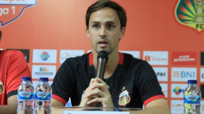 Pelatih Bhayangkara FC, Paul Munster dalam jumpa pers sehari jelang laga pekan ketiga Liga 1 2020 kontra Persija Jakarta. (dok. Bhayangkara FC)