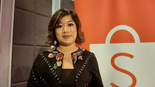 Desainer Amanda Hartanto berbagi pengetahuan tentang model batik Indonesia yang digemari di luar negeri. (Suara.com/Dini Afrianti)