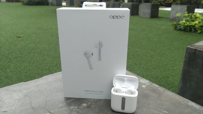 Review Oppo Enco Free True Wireless Headphone mulai tersedia pada 7 Maret 2020. [Suara.com/Tivan Rahmat]