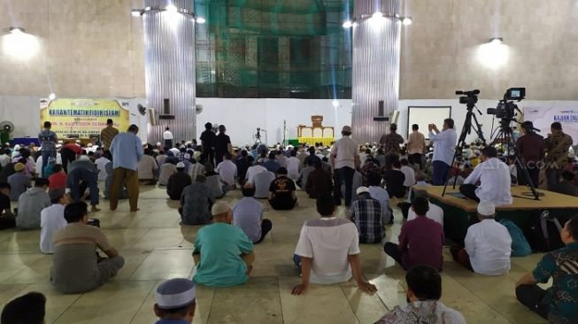 Berkaca dari Kasus Corona Malaysia, Masjid Istiqlal Tak Pasang Karpet Salat