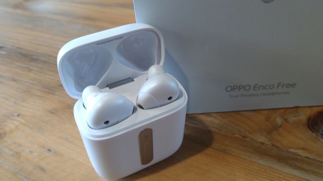 Review Oppo Enco Free True Wireless Headphone mulai tersedia pada 7 Maret 2020. [Suara.com/Tivan Rahmat]