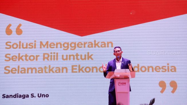 Pengusaha Sandiaga Uno menyampaikan paparannya dalam acara 'Opposition Leaders Economic Forum' di Jakarta, Jumat (13/2). [Suara.com/Oke Atmaja]