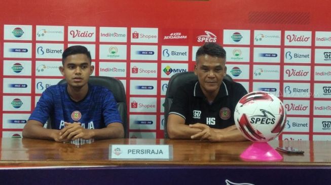 Pelatih Persiraja Banda Aceh, Hendri Susilo (kanan) dalam konferensi pers sehari jelang laga Liga 1 2020 kontra Persik Kediri. [Suara.com / Usman Hadi]