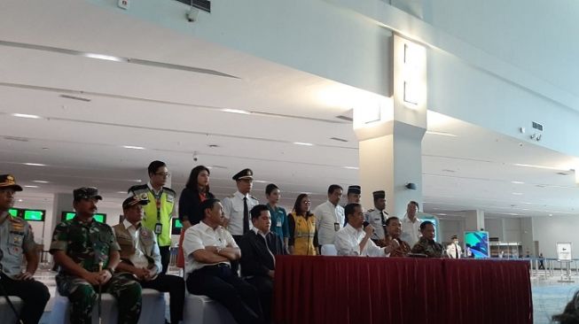 Presiden Jokowi saat mengumumkan 2 pasien corona meninggal dunia di Bandara Soetta, Cengkareng Banten, Jumat (13/3/2020). (Suara.com/Ummi HS).