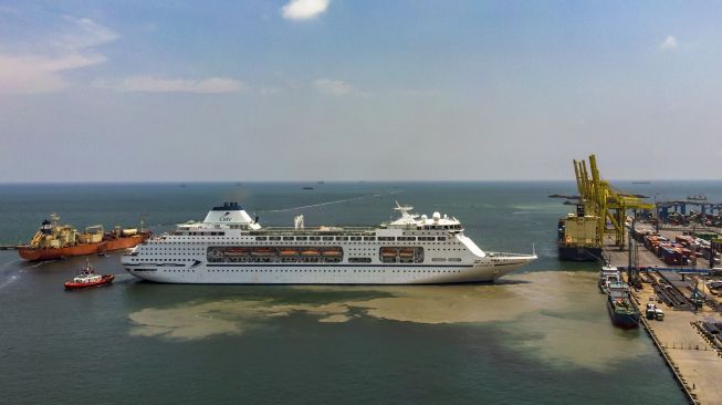 Kapal Pesiar MV Colombus Bersandar di Semarang