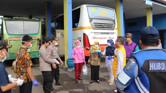 Polda Jatim dan jajarannya menggelar "Gelar Bersih-bersih" sebagai tindak waspad Coronavirus [Foto: Istimewa].