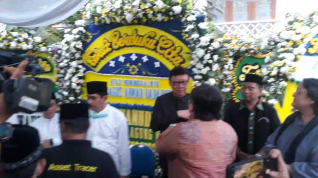 Suasana Rumah duka Kepala Pusat Pelaporan dan Analisis Transaksi Keuangan (PPATK), Kiagus Rahmat Badaruddin, mulai dipadati para pelayat, Sabtu (14/3/2020). (Suara.com/Welly Hidayat)