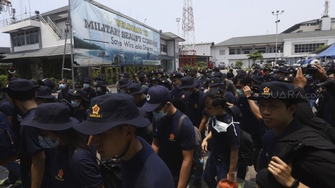 Sejumlah WNI Anak Buah Kapal (ABK) World Dream tiba di Dermaga Komando Lintas Laut Militer (Kolinlamil), Tanjung Priok, Jakarta Utara, Sabtu (14/3). [Suara.com/Angga Budhiyanto]