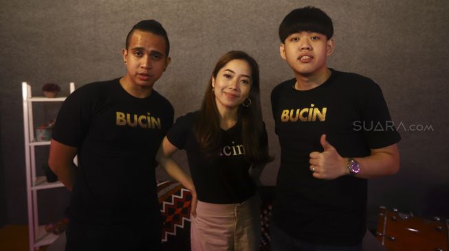 Tiga bintang film Bucin: Andovi da Lopez, Karina Salim dan Tommy Lim. [Angga Budhiyanto/Suara.com]