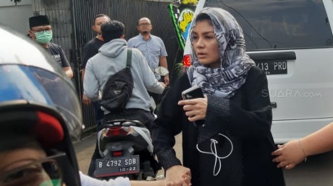 Jenazah Suami Tiba di Rumah Duka, Intan RJ Terlihat Tegar