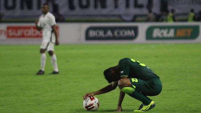 Pesepak bola Persebaya Rizky Ridho Ramadhani menundukkan kepala usai timya kalah melawan Persipura pada pertandingan Liga 1 2020 di Stadion Gelora Bung Tomo, Surabaya, Jawa Timur, Jumat (13/3/2020). Persipura berhasil mengalahkan Persebaya dengan skor 4-3. ANTARA FOTO/Moch Asim/aww.