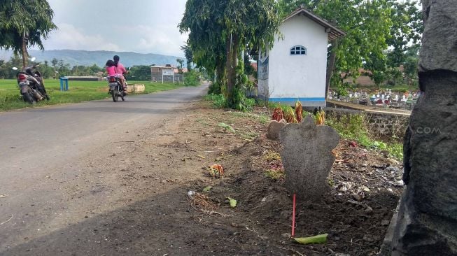 Heboh Ada Makam Misterius Tanpa Nama di Pinggir Jalan di Solo, Punya Siapa?