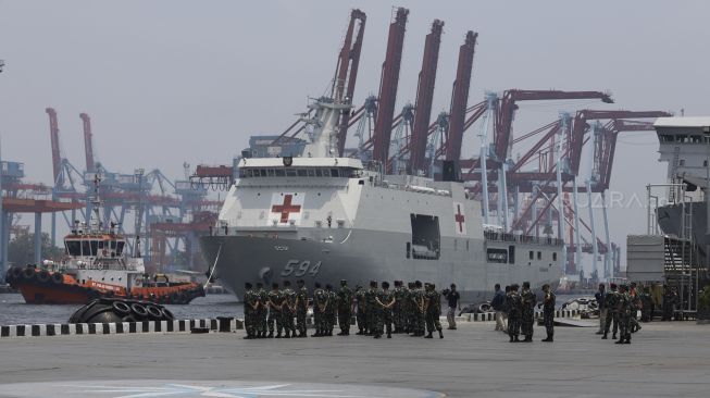 KRI Semarang yang membawa 188 WNI Anak Buah Kapal (ABK) World Dream tiba di Dermaga Komando Lintas Laut Militer (Kolinlamil), Tanjung Priok, Jakarta Utara, Sabtu (14/3). [Suara.com/Angga Budhiyanto]