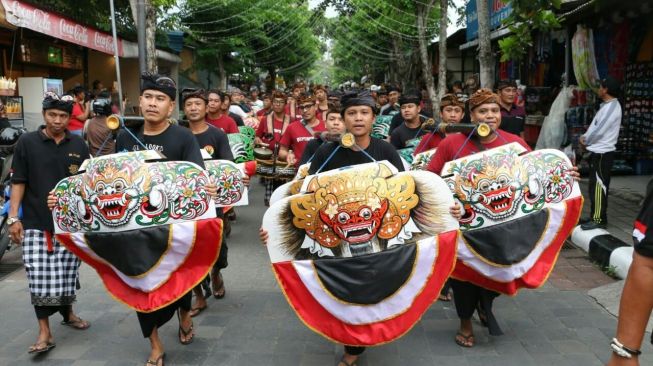 Okokan Kolosal Nangluk Merana Show ditampikan di Tanah Lot Art & Food Festival. [dokumentasi pribadi]