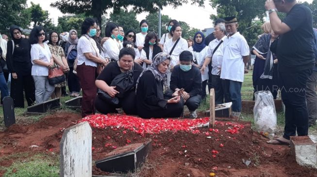 Intan RJ di pemakamamn sang suami. [Herwanto/Suara.com]