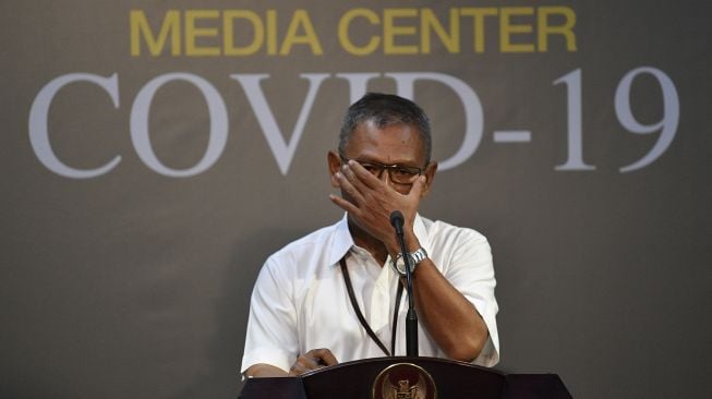 Juru bicara pemerintah untuk penanganan COVID-19 Achmad Yurianto memberikan keterangan pers di Kantor Presiden, Jakarta, Jumat (13/3). [ANTARA FOTO/Sigid Kurniawan]