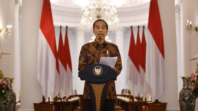 Presiden Joko Widodo tiba untuk menyampaikan keterangan pers terkait penangangan COVID-19 di Istana Bogor, Jawa Barat, Minggu (15/3). [ANTARA FOTO/Sigid Kurniawan]