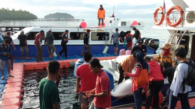 Jalur Penerbangan Ditutup, Dua Wisatawan Italia Terjebak di Raja Ampat