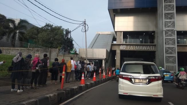 Waspada Corona, Penumpang Menumpuk di Halte TransJakarta hingga MRT