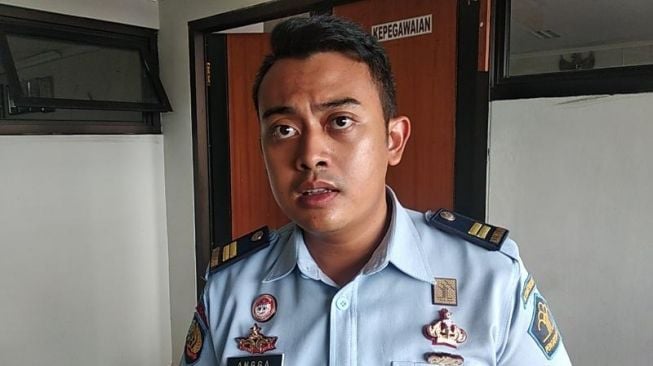 Kepala Sub Seksi Bimbingan Kemasyarakatan dan Perawatan Lapas Kelas IIA Yogyakarta Angga Satrya memberi keterangan pada wartawan di lapas setempat, Senin (16/3/2020). - (SuaraJogja.id/Muhammad Ilham Baktora)