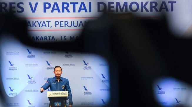 Ketua Umum Partai Demokrat yang baru, Agus Harimurti Yudhoyono menyampaikan pidato kemenangannya saat Kongres V Partai Demokrat di Jakarta, Minggu (15/3).  [ANTARA FOTO/M Risyal Hidayat]