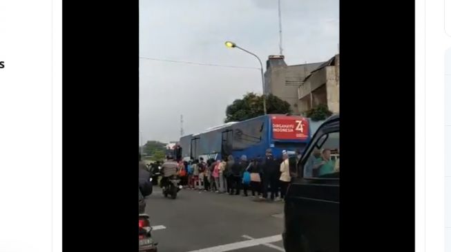 Penumpang TransJakarta Puri Beta Antre 1,5 Jam, Mengular sampai ke Jalan