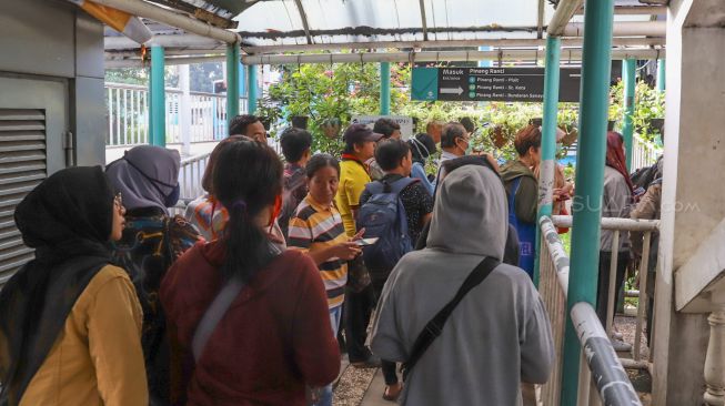 Imbas Jam Dibatasi, Kisah Warga Protes Antrean hingga Berjubel di Bus TJ