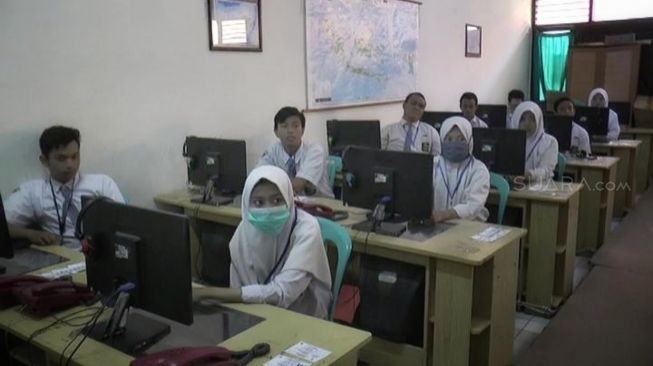 Murid SMK di Surabaya UNBK Pakai Masker, Cuci Tangan Sebelum Ujian