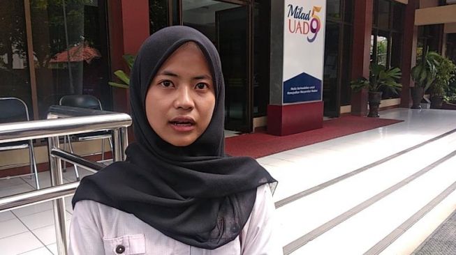 Seorang mahasiswa Universitas Ahmad Dahlan (UAD), Alvionita, ditemui wartawan di Kampus 1 UAD, Senin (16/3/2020). - (SuaraJogja.id/Muhammad Ilham Baktora)