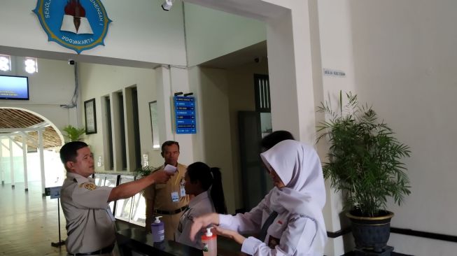 Tetap Gelar UN, Siswa SMK 2 Jogja Diukur Suhu Tubuhnya Sebelum Masuk Kelas