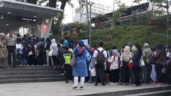 Antrean penumpang di halte MRT Fatmawati imbas kebijakan pembatasan angkutan umum di Jakarta mengantisipasi corona, Senin (16/3/2020). (Suara.com/Muhammad Yasir)