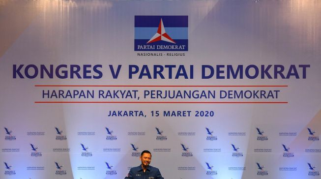 Ketua Umum Partai Demokrat yang baru, Agus Harimurti Yudhoyono menyampaikan pidato kemenangannya saat Kongres V Partai Demokrat di Jakarta, Minggu (15/3).  [ANTARA FOTO/M Risyal Hidayat]
