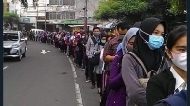 Yunarto Wijaya buka suara soal antrean panjang penumpang TransJakarta. (Twitter/@yunartowijaya)