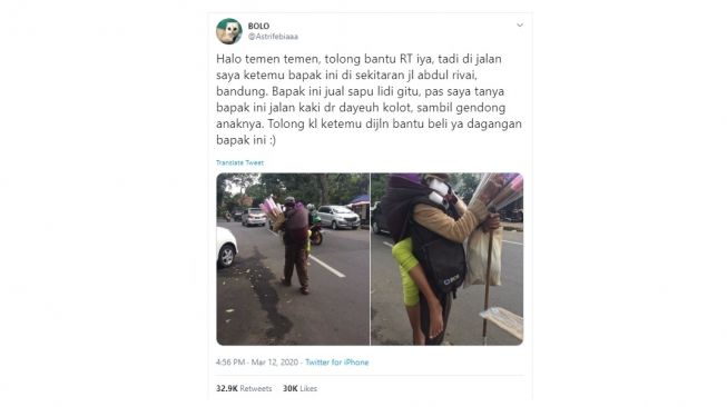 Penjual sapu lidi bawa anak. [Twitter]