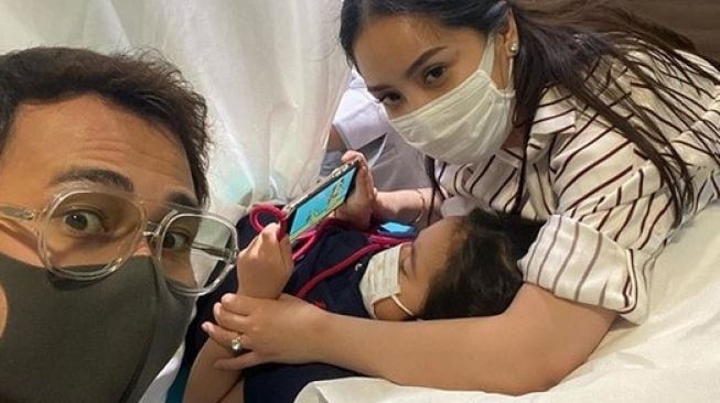 Nagita Slavina dan Raffi Ahmad menemani Rafathar Malik Ahmad disunat. [Instagram]