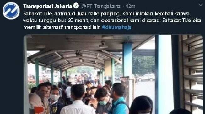 Antrean penumpang TranJakarta mengular. (Twitter)