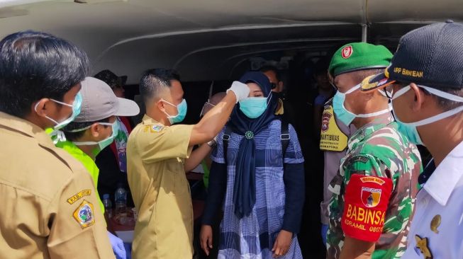 Masuk ke Pulau Bawean, Seluruh Penumpang Kapal Diperiksa Suhu Tubuh