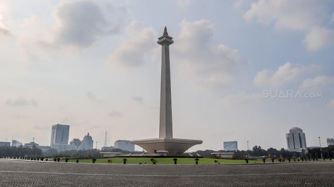 Suasana kawasan Monas di Jakarta, Senin (16/3).  [Suara.com/Alfian Winanto]