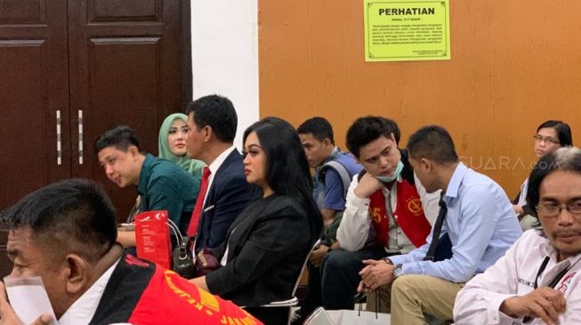 Rey Utami, Pablo Benua dan Galih Ginanjar menyaksikan video "Ikan Asin" dalam sidang di Pengadilan Negeri Jakarta Selatan, Senin (16/3/2020) malam. [Evi Arisk/Suara.com]